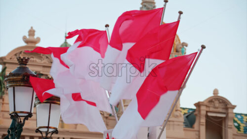 video Monte Carlo, Monaco – October 24, 2024: The coat of arms of Monaco and multiple flags waving in front of the Monte Carlo Casino - Starpik Stock