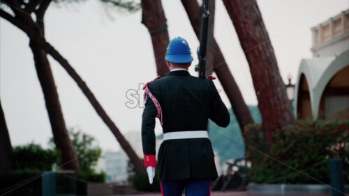 video Monte Carlo, Monaco – October 4, 2024: Guard marching at the Palace of Monaco in daylight - Starpik Stock