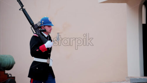 video Monte Carlo, Monaco – October 4, 2024: Guard marching at the Palace of Monaco in daylight - Starpik Stock