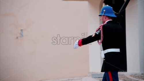 video Monte Carlo, Monaco – October 4, 2024: Guard marching at the Palace of Monaco in daylight - Starpik Stock