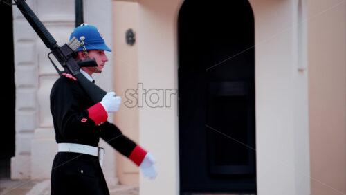 video Monte Carlo, Monaco – October 4, 2024: Guard marching at the Palace of Monaco in daylight - Starpik Stock