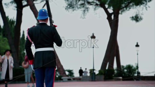 video Monte Carlo, Monaco – October 4, 2024: Guard marching at the Palace of Monaco with people moving through the court - Starpik Stock