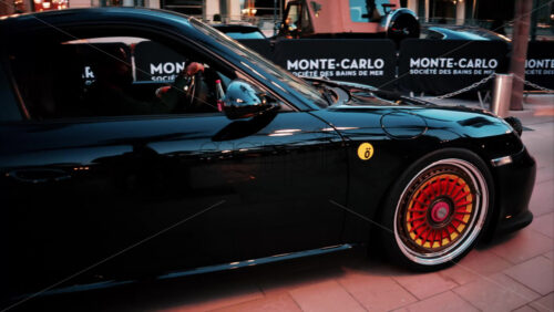 video Monte Carlo, Monaco – October 4, 2024: Luxury cars moving through the courtyard of the Monte Carlo Casino in the evening - Starpik Stock