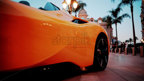 video Monte Carlo, Monaco – October 4, 2024: Luxury cars moving through the courtyard of the Monte Carlo Casino in the evening - Starpik Stock