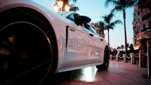 video Monte Carlo, Monaco – October 4, 2024: Luxury cars moving through the courtyard of the Monte Carlo Casino in the evening - Starpik Stock