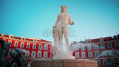 video Nice, France – October 8, 2024: Apollo statue in the Fontaine du Soleil in Place Massena in daylight - Starpik Stock