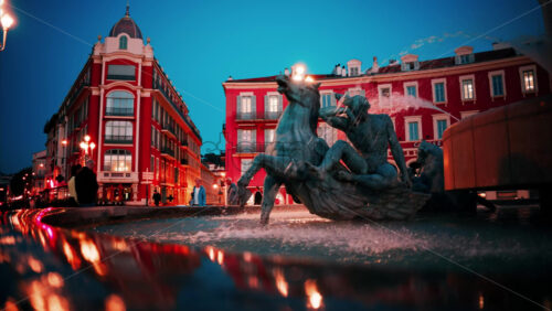 video Nice, France – October 8, 2024: Close up of the Fontaine du Soleil at Place Massena in the evening - Starpik Stock